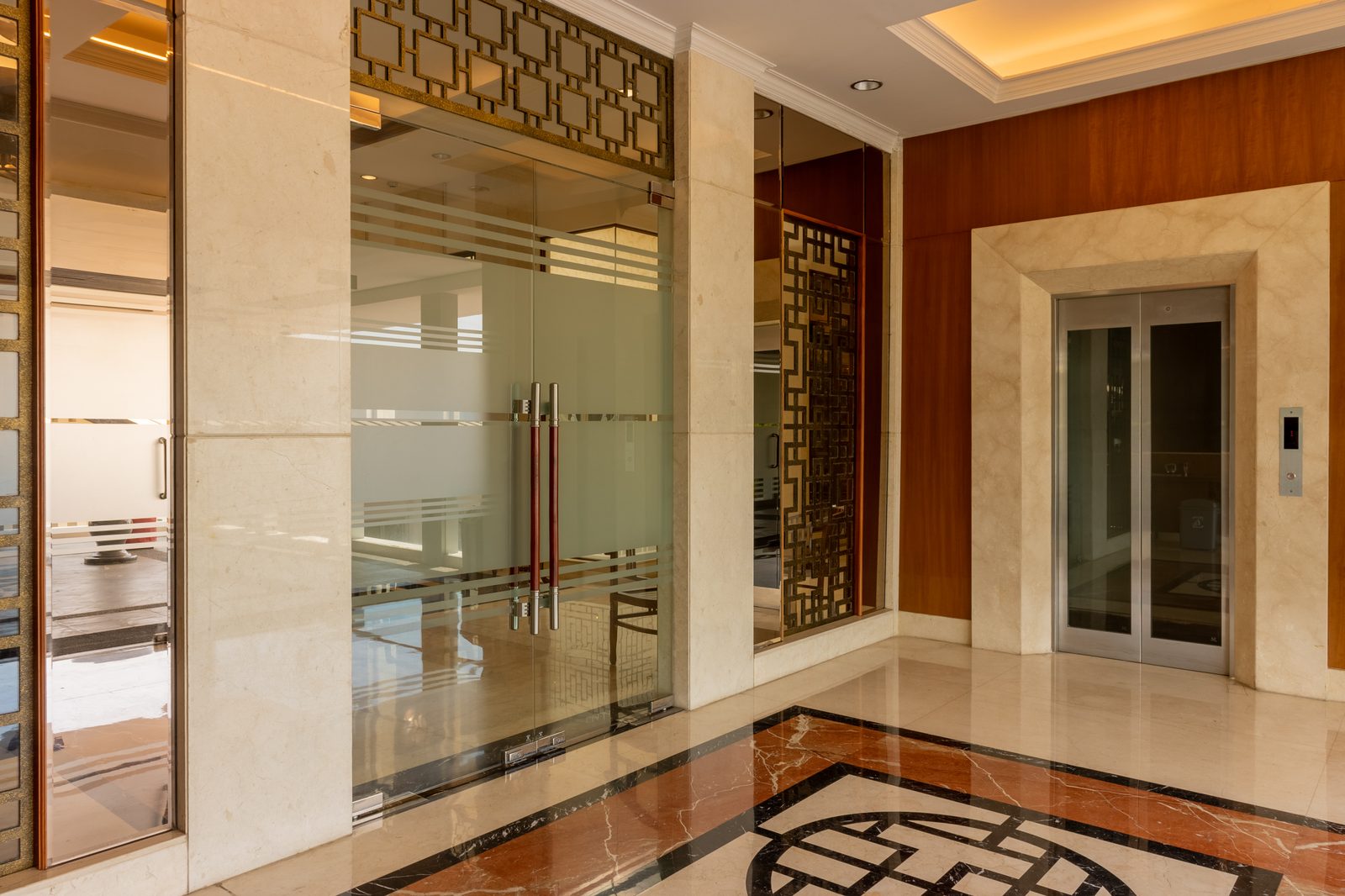 Area pintu & lift